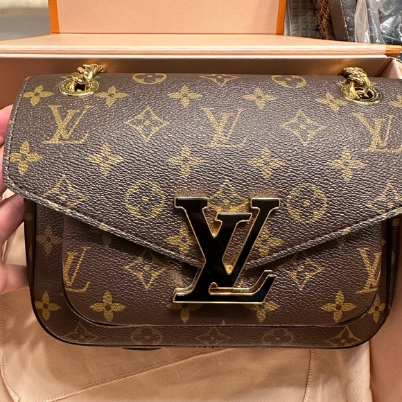 Authentic Louis Vuitton Passy - Picture 4 of 16